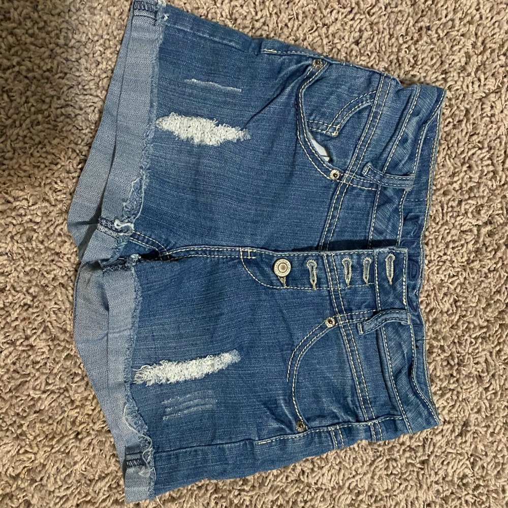 DISCOUNT SHIP high rise Rue22 ripped jean shorts